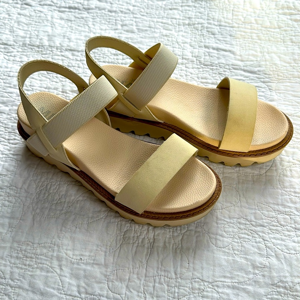 Mia Kids sandals. Big kid size 5. Elastic top